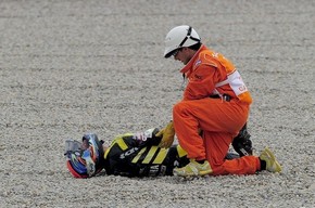 MotoGP. Эдвардс перенес операцию Во время второй практики на Гран-при Каталонии гонщик Ямахи сломал ключицу.
