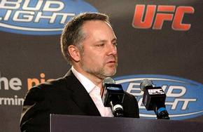 Желязник оправдывается перед болельщиками Президент британского отдела UFC  никак не может организовать бойцовский вечер.
