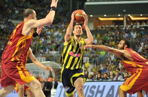 Фенербахче — чемпион Турции В шестом матче серии "желто-синие" все же дожали Галатасарай. 