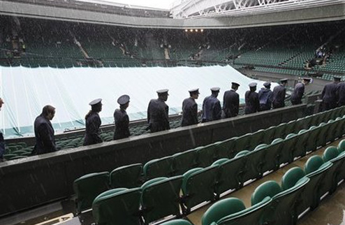 Уимблдон. Матчи украинцев приостановлены из-за дождя На турнире Большого Шлема, который проходит в Лондоне, погода вмешалась уже в первый игровой день.
