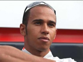 Хэмилтон: "Чемпионская гонка завершена" Пилот McLaren-Mercedes Льюис Хэмилтон считает, что Себастьян Феттель по ходу сезона стал недосягаем для соперник...