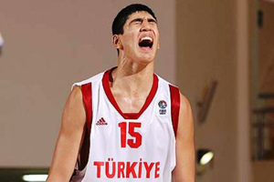 Кантер хочет сыграть за Турцию на Евробаскете Центровой Юты не прочь попробовать свои силы на турнире в Литве.