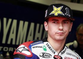 MotoGP. Лоренсо: "Я слишком осторожничал" Из-за влажной трассы наездник Ямахи смог показать лишь пятый результат на квалификации.