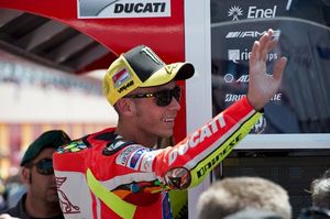 MotoGP. Росси: "Нам нужны обновления" Наездник Дукати сумел показать лишь шестой результат на Гран-при Италии.