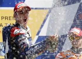 MotoGP. Лоренсо: "Это была особенная победа" Испанский пилот сумел в тяжелой борьбе стать триумфатором Гран-при Италии.
