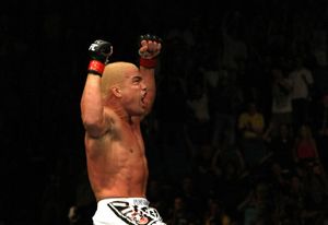 UFC 132. Ортиз: спас карьеру, заработал 450 000 долларов Атлетическая комиссия штата Невада объявила зарплаты участников шоу UFC 132.
