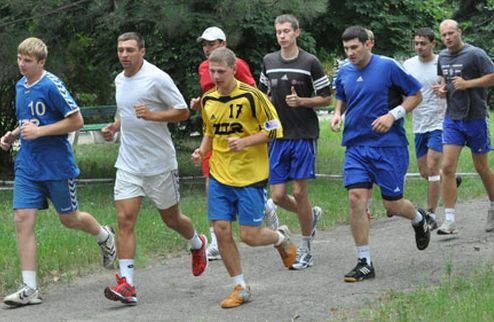 Гандбол. ЗТР готовится к сезону в обновленном составе 14-кратный чемпион Украины запорожский ЗТР уже вовсю готовится к новому сезону.