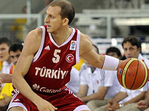 Участие Гюлера в Евробаскете под вопросом Защитнику сборной Турции удалили аппендикс.