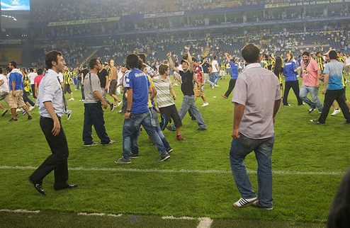 Матч Фенербахче — Шахтер прерван из-за беспорядков + ВИДЕО Турецкие болельщики подтвердили свое реноме. 
