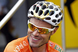 Санчес: "Хотел выиграть этап" Испанец Самуэль Санчес остановился в шаге от победы на Альп д'Юэз, но при этом завоевал гороховую майку.