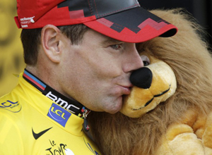 Кэдел Эванс: "Мы пока еще не в Париже" Кэдел Эванс достаточно сдержанно прокомментировал завоевание желтой майки после решающей разделки на Тур де Франс...