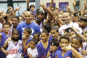 Бареа и Арройо открыли спортзал в Пуэрто-Рико Два малыша-защитника будут помогать населению этого живописного острова заниматься спортом.