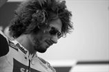 MotoGP. Болельщики несут цветы к месту гибели Симончелли