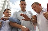 Виталий Кличко повредил руку на митинге