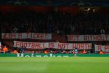 Болельщики Баварии провели акцию протеста на матче с Арсеналом 