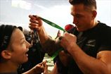 Регби. Игроку Новой Зеландии, подарившему золотую медаль фанату, вручена копия