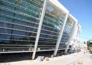 На "Олимпийском" стеклят 12 тыс кв. м фасада Работы ведутся по всему периметру стадиона, сообщает пресс-служба НСК. 