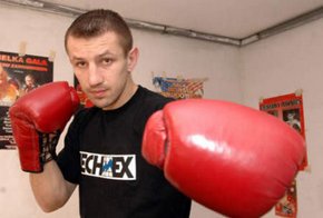 Адамек: "Эмоции придут перед боем" Польский боксер продолжает подготовку к поединку с Виталием Кличко.
