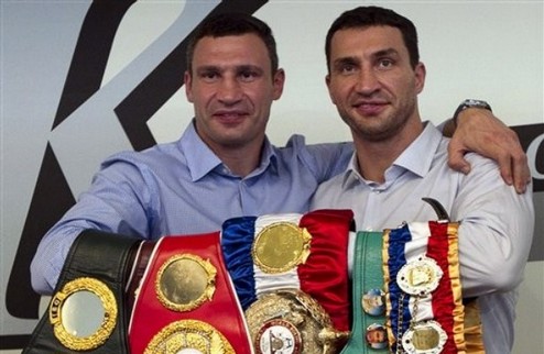 Адамек может встретиться с Владимиром Кличко Если Виталий Кличко проиграет польскому боксеру, то его младший брат сможет отомстить обидчику.