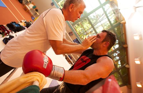 Виталий Кличко провел открытую тренировку Чемпион WBC в супертяжелом весе Виталий Кличко перешел к завершающей стадии подготовки к бою с Томашем Адамеко...