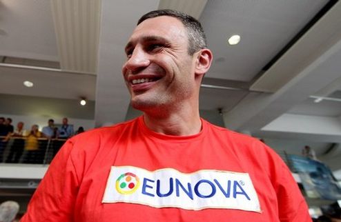 Бой Кличко-Адамек могут перенести Проведение поединка между Виталием Кличко и Томашем Адамеком во Вроцлаве оказалось под вопросом.