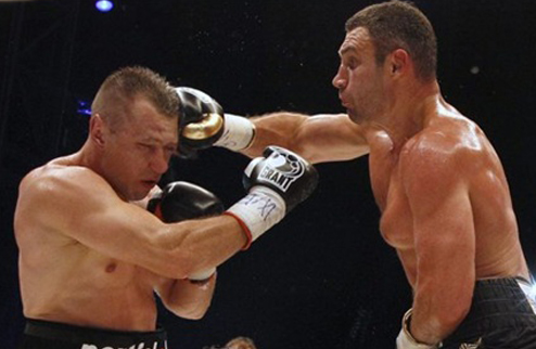 Братья Кличко: Адамек должен сбросить вес Украинские боксеры считают, что в супертяжелой весовой категории поляку делать нечего.