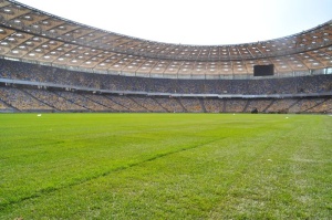 На Олимпийском постелили газон Укладка травяного покрытия на главном стадионе столицы и страны окончена: играть можно будет уже через две недели.