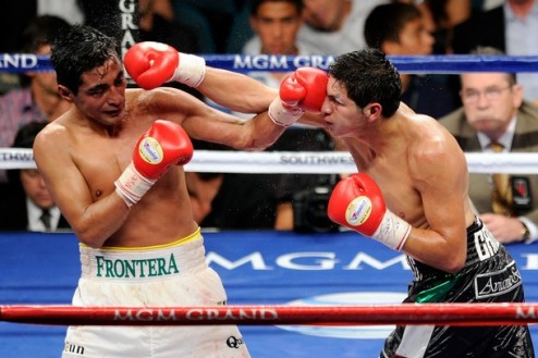 Моралес побеждает техническим нокаутом Эрик Моралес (51-7-0, KO 35) стал чемпионом мира WBC в суперлегком весе.