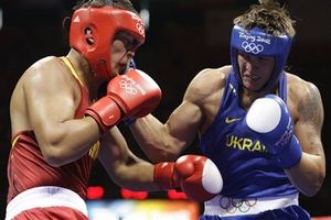 Три украинца вышли в финал чемпионат мира За победу в мировом первенстве поспорят Александр Усик, Денис Беринчик и Евгений Хитров.