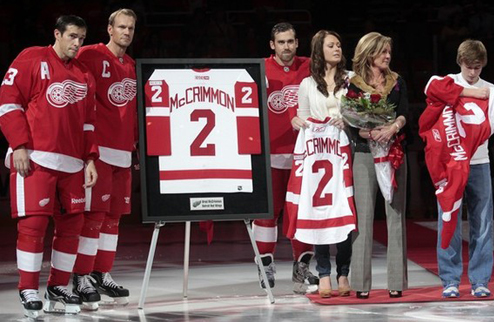 НХЛ. Детройт почтил память Маккриммона, Салея и Лива Ред Уингз провели траурную церемонию.
