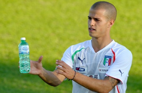 Италия теряет Джовинко Полузащитник Пармы получил небольшую мышечную травму.