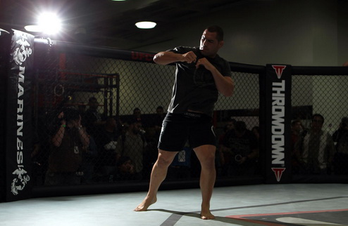 Веласкес: "Готов к пятираундовой войне" Чемпион тяжелой весовой категории UFC Кейн Веласкес вернется в Октагон уже на этих выходных. 
