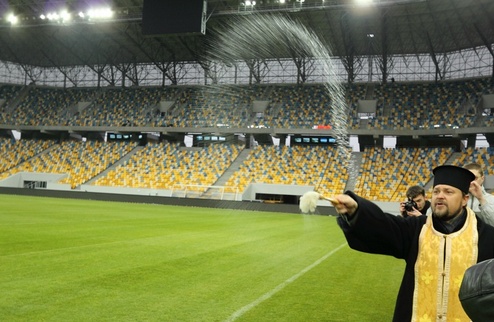 Стадион во Львове освятили Уже завтра "Арена-Львов" примет первый матч. 