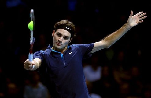 Федерер вновь бьет Тсонга Действующий чемпион итогового турнира с непростой победы начал защиту титула.