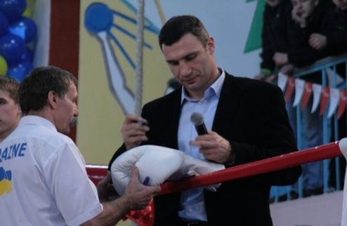 Виталий Кличко открыл боксерский зал в Жмеринке Легендарный украинский боксер стал гостем торжественного мероприятия.
