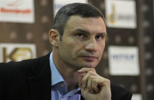 Виталий Кличко: "Не стоит недооценивать Чисору" Виталий Кличко рассказал, почему он решил выбрать в соперники именно Дерека Чисору.