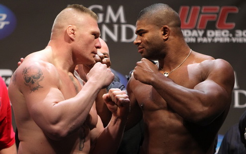 UFC 141. Взвешивание перед боем Леснар — Оверим. ВИДЕО В Лас-Вегасе состоялась церемония взвешивания накануне вечера UFC 141.