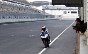 Лоренсо: "Надеюсь, MotoGP в будущем пожалует в Индию" Хорхе поучаствовал в коммерческой акции Ямахи на новом автодроме в Индии.