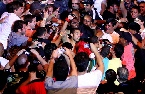 UFC 142. Бразильцы празднуют успех Представляем вашему вниманию обзор состоявшегося шоу смешанных боевых искусств в Бразилии. 
