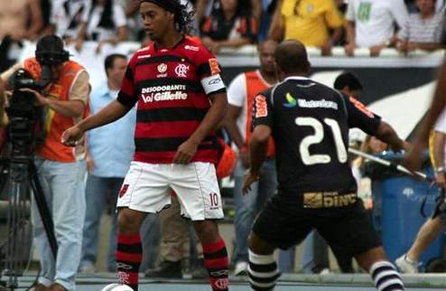 Коринтианс переманит Роналдиньо к себе? Клуб из Сан-Паулу может стать новым домом для плеймейкера.