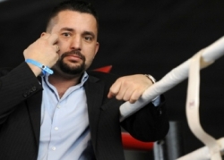 Онер продолжает атаковать Кличко Промоутер Ахмет Онер возмущен поведением братьев Кличко на пресс-конференции после поединка Виталия с Дереком Чисорой.
