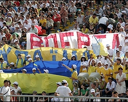 Украина примет больше болельщиков, чем Польша По предварительным подсчетам, ориентировочно в гости в Украину прибудет миллион фанатов.