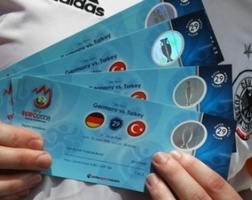 Билеты на матчи Евро-2012 покажут в апреле Дизайн билетов на матчи футбольного чемпионата Евро-2012 презентуют через два месяца - в конце апреля 2012 го...