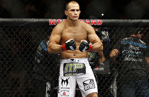 Дос Сантос — Оверим на UFC 146 Противостояние двух тяжеловесов наконец было объявлено официально.