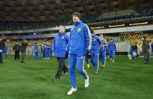 Сборная Украины проведет три тренировки для болельщиков Украинская национальная команда во время Евро-2012 проведет три открытые тренировки для болельщи...