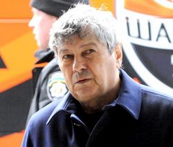 Луческу: "Очень сложно было играть из-за поля" После матча в Полтаве наставник Шахтера привычно жаловался на состояние газона. 