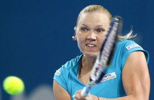 Эшторил (WTA). Канепи выбивает Винчи Первая сеянная прекращает борьбу в полуфинале.