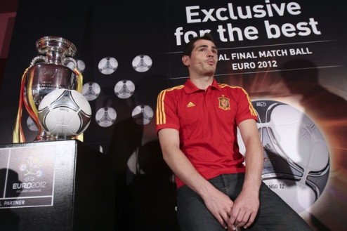 В Испании презентовали мяч для финала Евро В Мадриде вратарь сборной Испании Икер Касильяс представил общественности adidas Tango Finale 12.