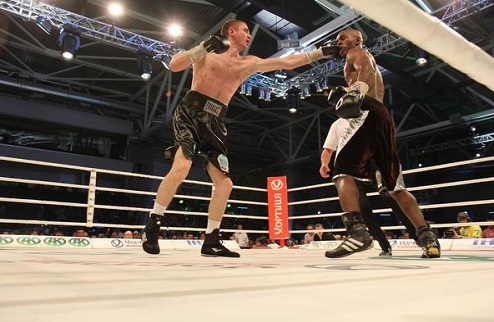 Байсангуров победил Соро Российский боксер сохранил титул чемпиона мира.