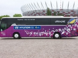 Сборная Украины получила собственный автобус на Евро-2012 Украинский автобус украшен надписью "Украинцы – наше время пришло!".